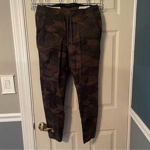 Abercrombie & Fitch Men’s Camo Joggers Size LARGE